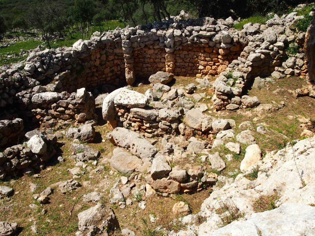 The foundations of a housing structure within the Talayotic settlement. These remnants mark a civilization that dates from approximately 1,500 BCE to 123 BCE.